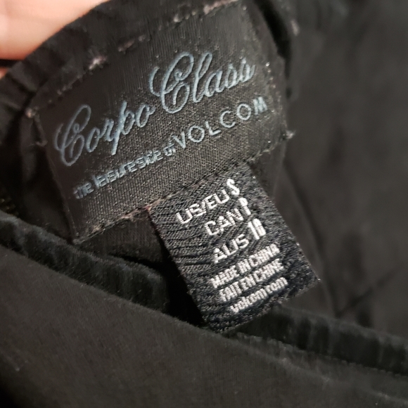 The Leisure Side Of Volcom - (Size S) Black Dress - Picture 6 of 7